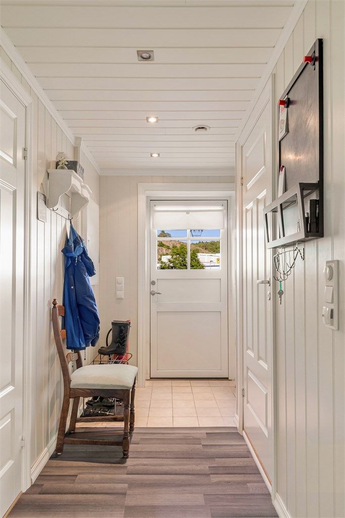 Leilighetens entré med adkomst til de øvrige rommene.