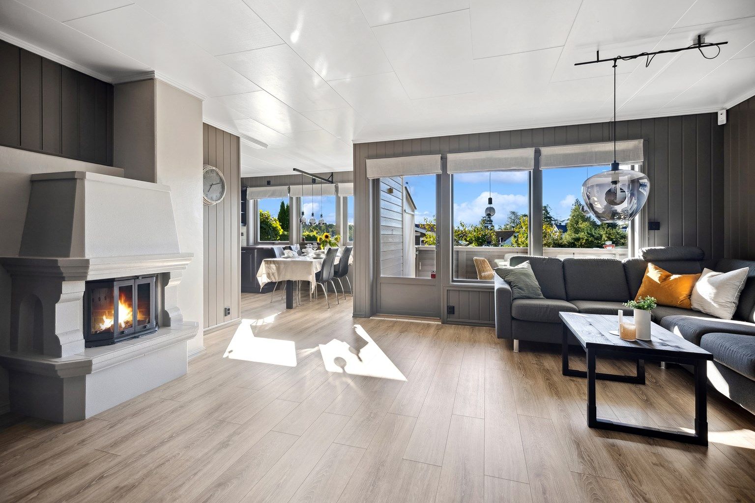 Stuen ligger i delvis åpen løsning med kjøkkenet, og danner et flott allrom med flere muligheter for møblering.