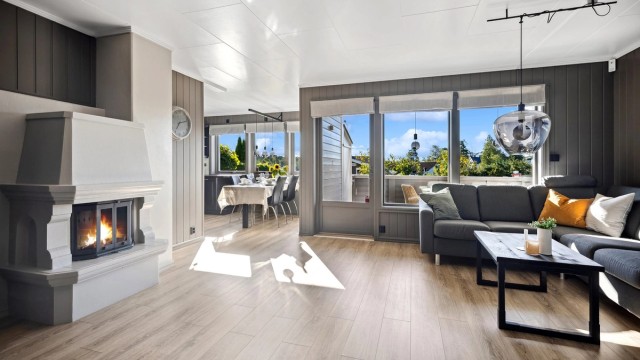 Stuen ligger i delvis åpen løsning med kjøkkenet, og danner et flott allrom med flere muligheter for møblering.