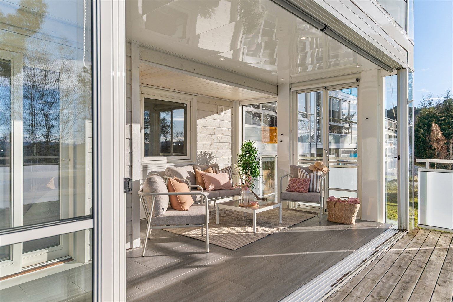 - På utsiden har man en terrasse på ca. 9 kvm -