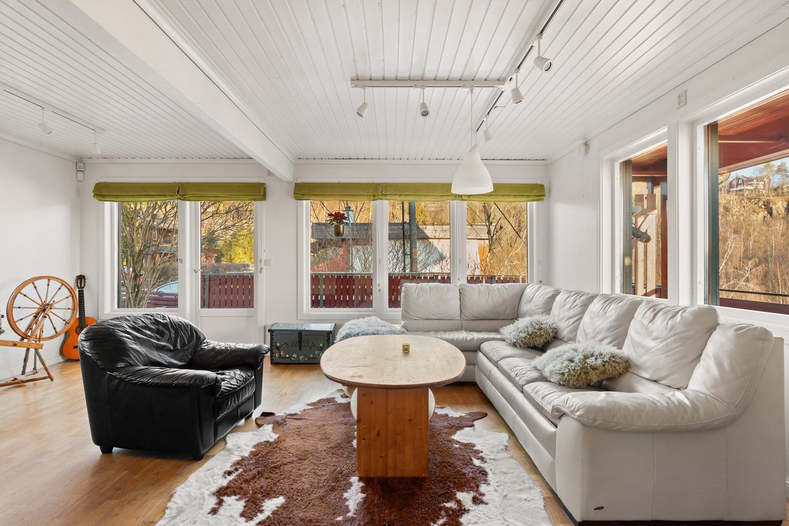 Stuen er romslig og kan enkelt innredes etter eget ønske og personlig stil med en hyggelig sofagruppe og tilhørende salongbord samt tv-benk eller annet ønskelig stuemøblement.