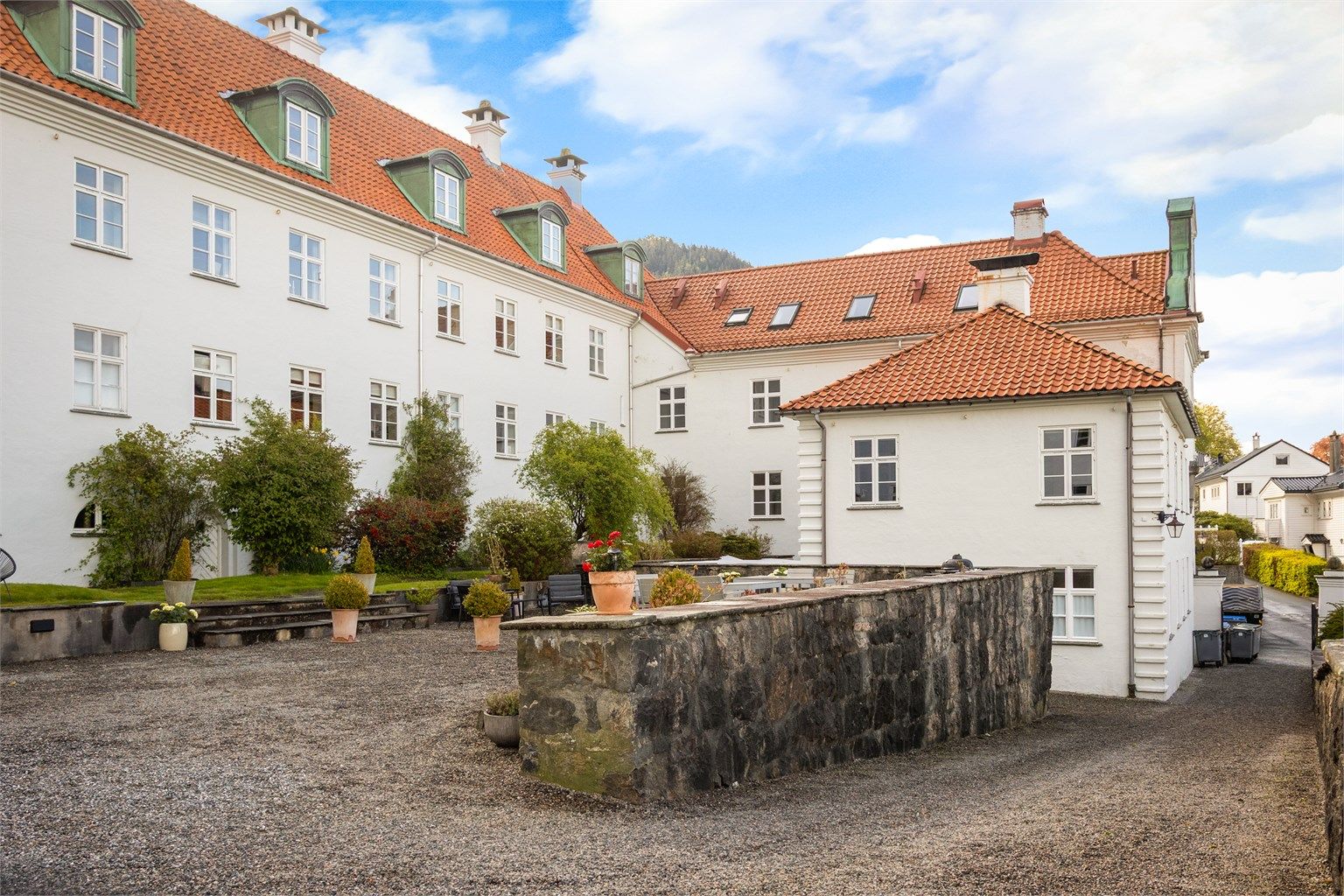 - Stor og velstelt uteplass med gode solforhold, perfekt til sosiale sommerdager - 