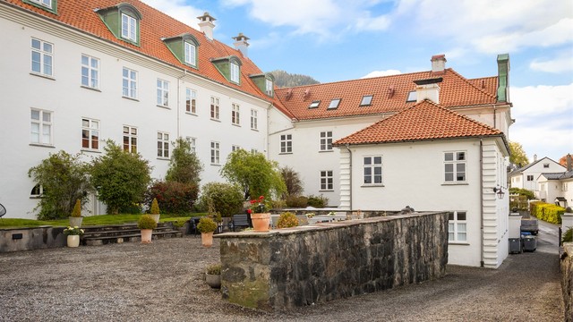 - Stor og velstelt uteplass med gode solforhold, perfekt til sosiale sommerdager -