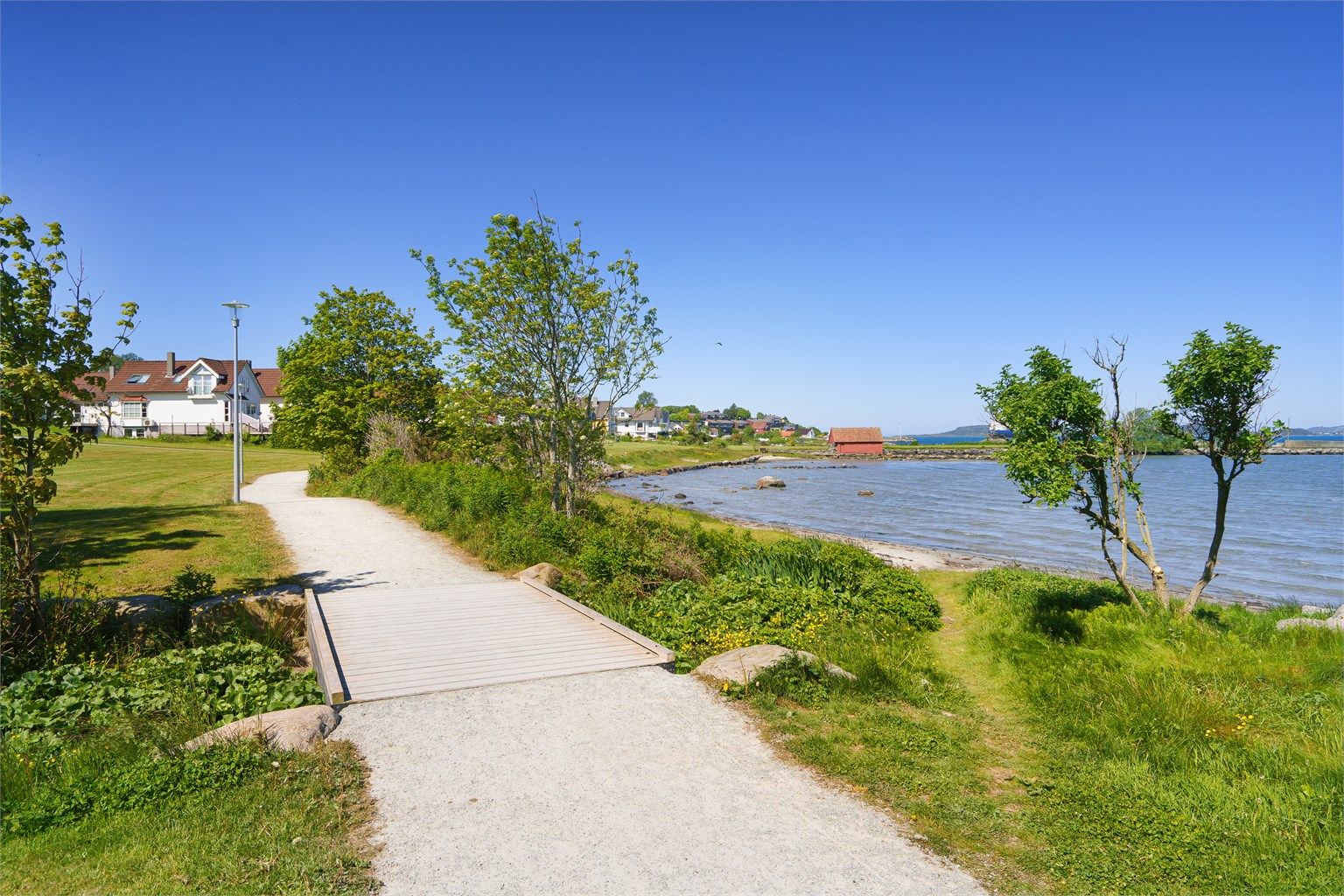 Tømmervika har fine turstier langs sjøen og gode badeplasser.