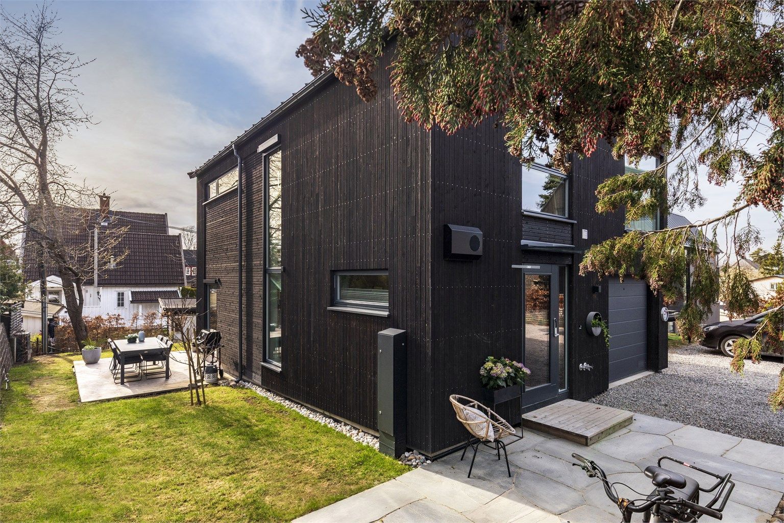 Fine uteområder med terrasser, gressplen og hellelagt platting