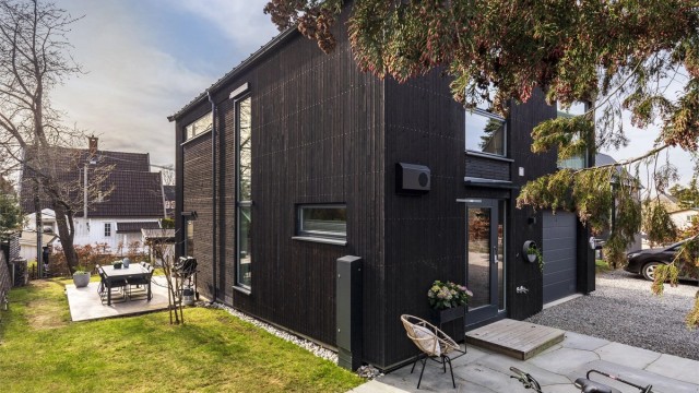 Fine uteområder med terrasser, gressplen og hellelagt platting