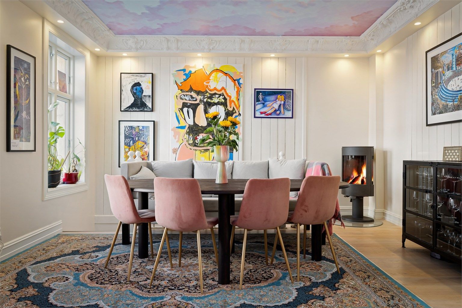 Boligen går over to plan og inneholder et stort og sosialt oppholdsrom med peis, samt en åpen stue- og kjøkkenløsning.