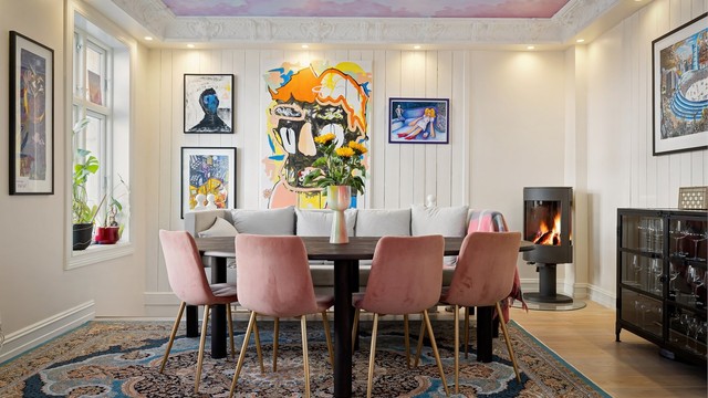 Boligen går over to plan og inneholder et stort og sosialt oppholdsrom med peis, samt en åpen stue- og kjøkkenløsning.