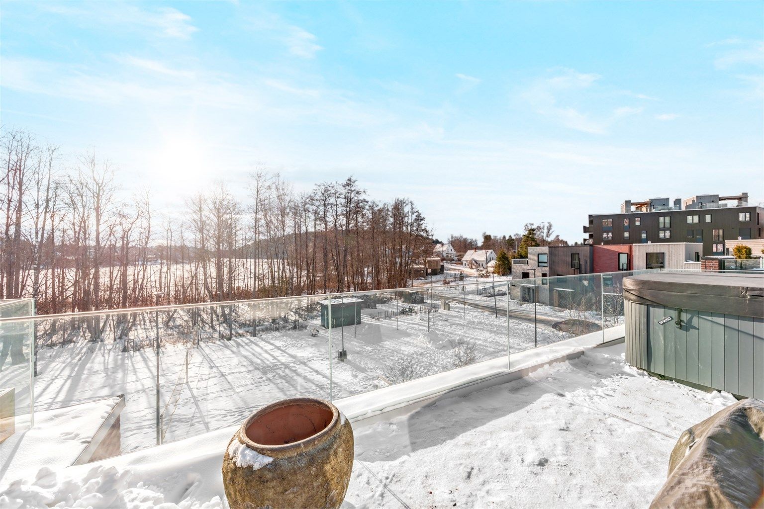 Utsikt fra takterrassen vinterstid - jacuzzi har vært oppvarmet året rundt
