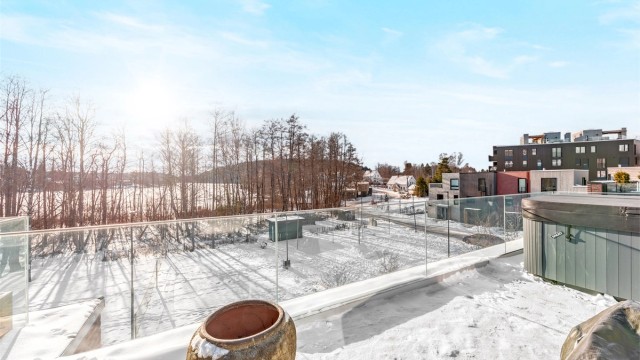 Utsikt fra takterrassen vinterstid - jacuzzi har vært oppvarmet året rundt