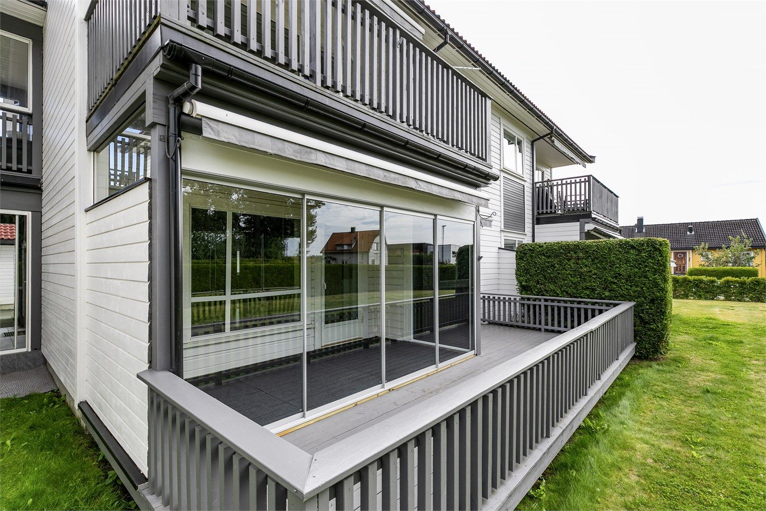 Terrassen er utstyrt med både markise og zip screen og glass som betydelig utvider bruksmulighetene.