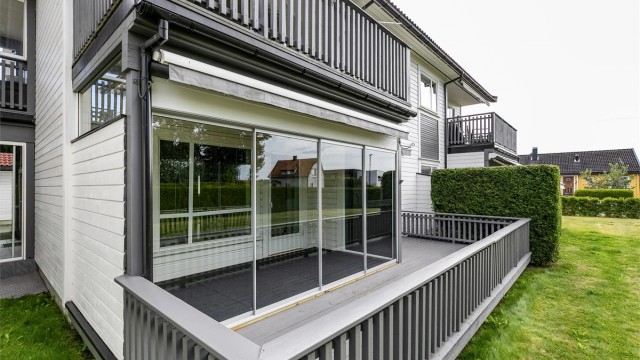 Terrassen er utstyrt med både markise og zip screen og glass som betydelig utvider bruksmulighetene.