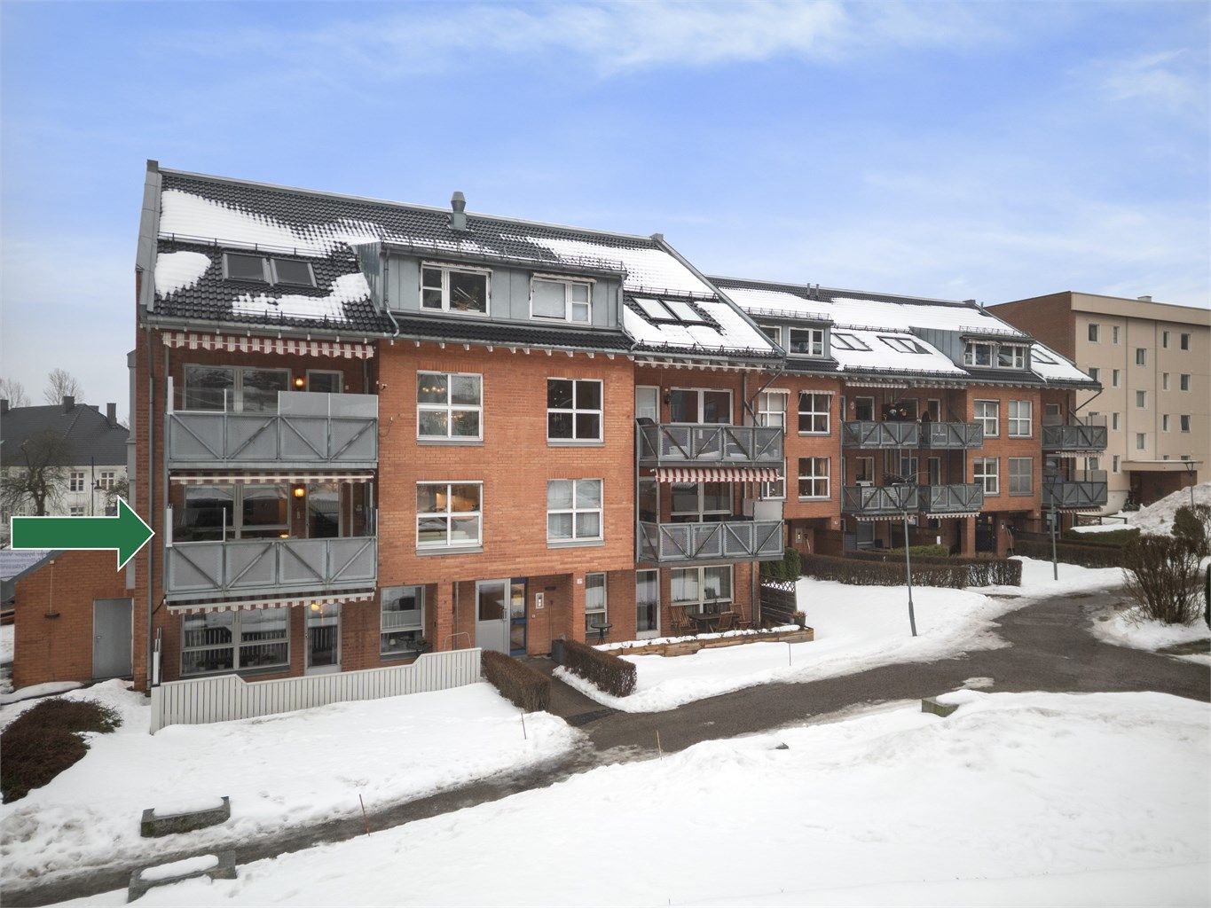 Felles inngangsparti med videre trappeadkomst til leilighetens etasjeplan (2. etasje).