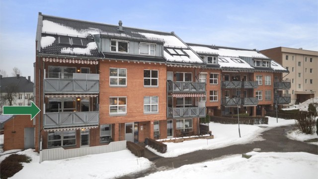 Felles inngangsparti med videre trappeadkomst til leilighetens etasjeplan (2. etasje).