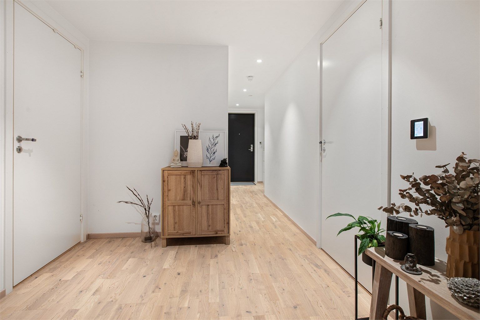 Entre fører videre inn i gangen hvor man har mulighet til garderobeplass