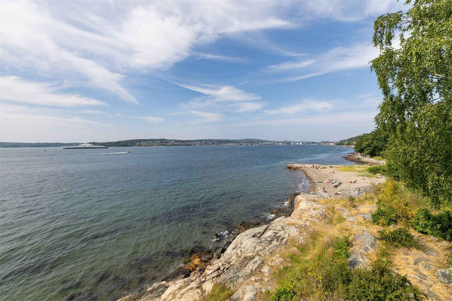 Strand og svaberg rett nedenfor huset hvor sommerdager kan nytes til det fulle.