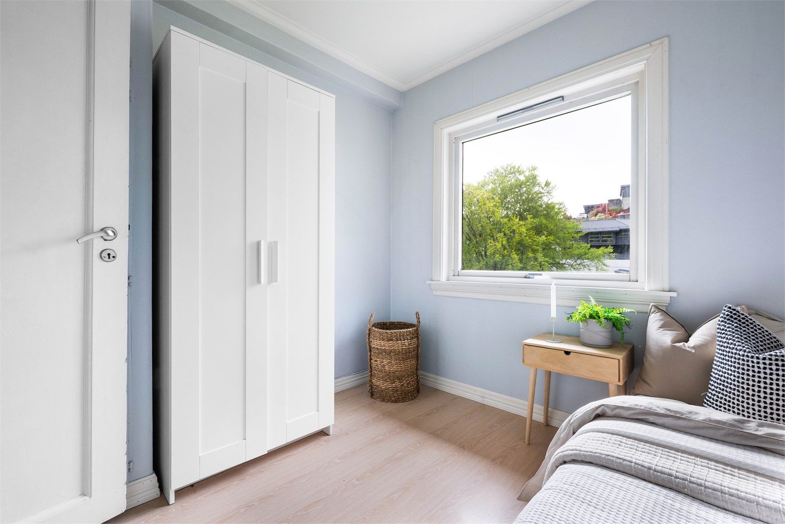 Soverommet har laminat på gulvet og malte veggflater.