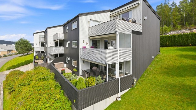 Velkommen til Gåsebyveien 5 en svært solrik og romslig eierleilighet på et plan med garasjeplass, heis og gasspeis! Foto: Digit Media AS v/Jørgen Sørebø