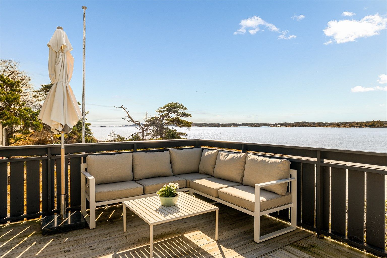 Her kan du nyte late sommerdager med Sandefjordsfjorden som nærmeste nabo, bare noen få meter fra vannkanten.