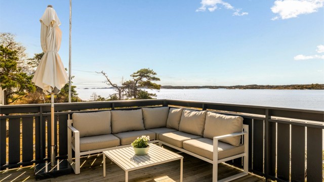 Her kan du nyte late sommerdager med Sandefjordsfjorden som nærmeste nabo, bare noen få meter fra vannkanten.