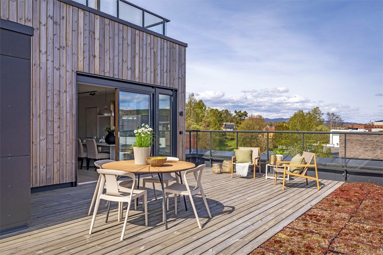 Det er enkel adkomst fra kjøkkenet og en koselig plass å nyte både helgefrokosten og grillmiddagen i hverdagen. Det er i tillegg en romslig utebod på 7kvm hvor du kan lagre alt fra grill til sofaputer