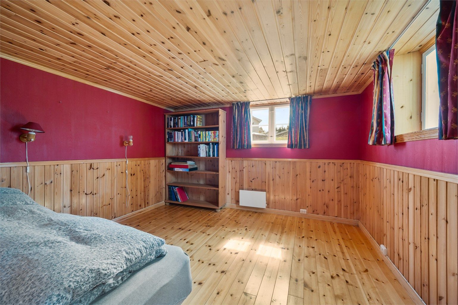 Soverom i kjelleren (takhøyde på 2,05 meter).