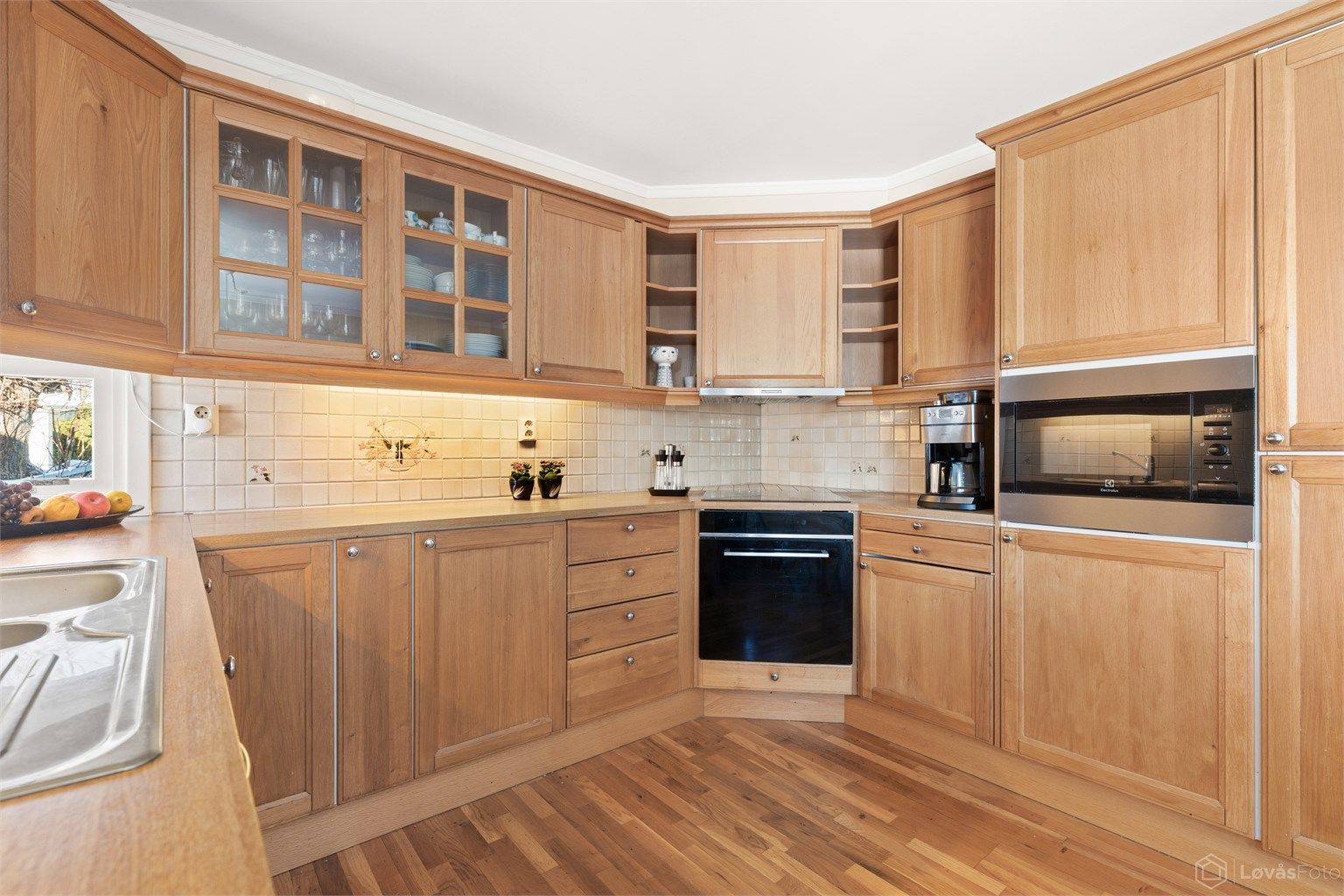 Integrert induksjonstopp, stekeovn, mikrobølgeovn, oppvaskmaskin og kjøleskap med fryser