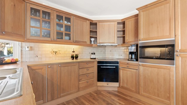 Integrert induksjonstopp, stekeovn, mikrobølgeovn, oppvaskmaskin og kjøleskap med fryser