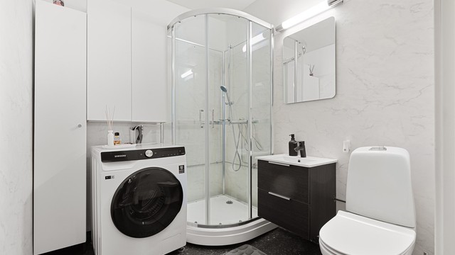 Pent bad oppgradert i 2019. Badet er innredet med servantskap med speil og lys, dusjkabinett, toalett og opplegg for vaskemaskin.