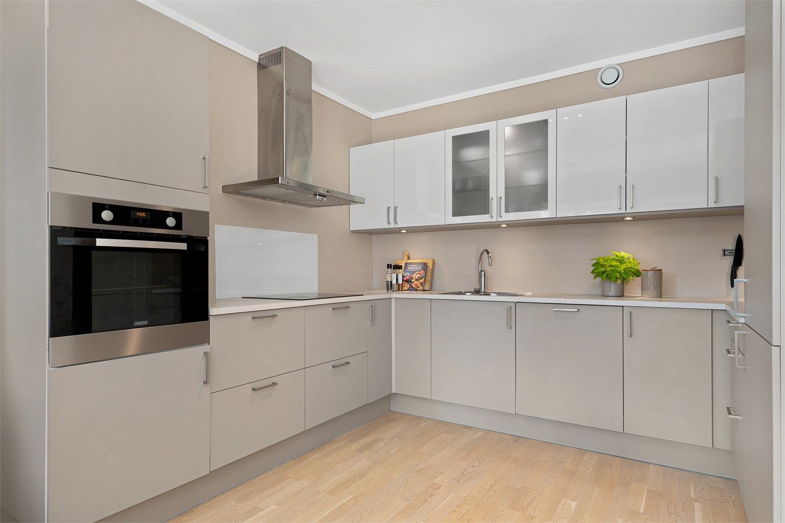 Her får du godt med skap- og benkeplass.  Perfekt for deg som liker å lage mat eller for deg som trenger litt ekstra oppbevaringsplass. 