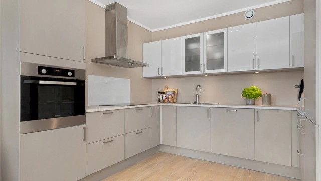 Her får du godt med skap- og benkeplass. Perfekt for deg som liker å lage mat eller for deg som trenger litt ekstra oppbevaringsplass.