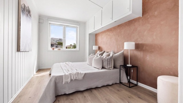 Stort hovedsoverom med god plass til stor dobbeltseng