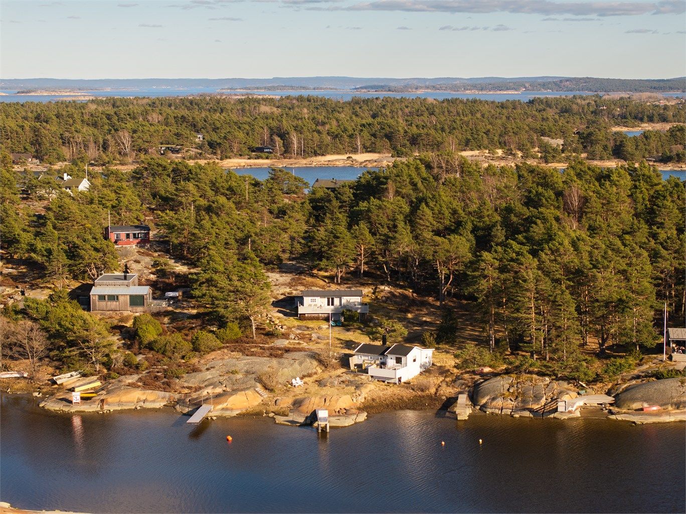 Fra hytteveggen til vannkanten er det knappe 50 meter i rett luftlinje.