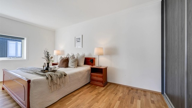 Hovedsoverommet har god plass til dobbeltseng og tilhørende nattbord.