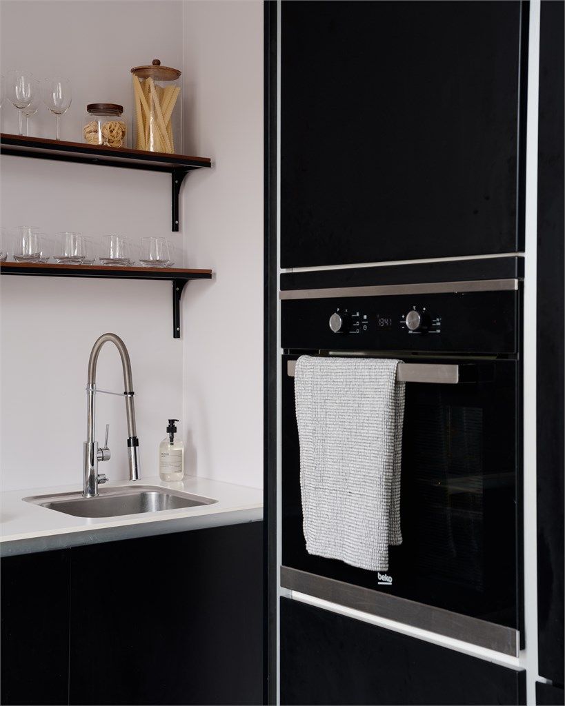 Kjøkkenet er utstyrt med integrerte hvitevarer, men dette en bare en av flere kvaliteter ved denne stilrene innredningen.