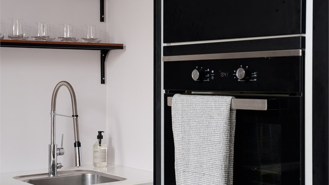 Kjøkkenet er utstyrt med integrerte hvitevarer, men dette en bare en av flere kvaliteter ved denne stilrene innredningen.