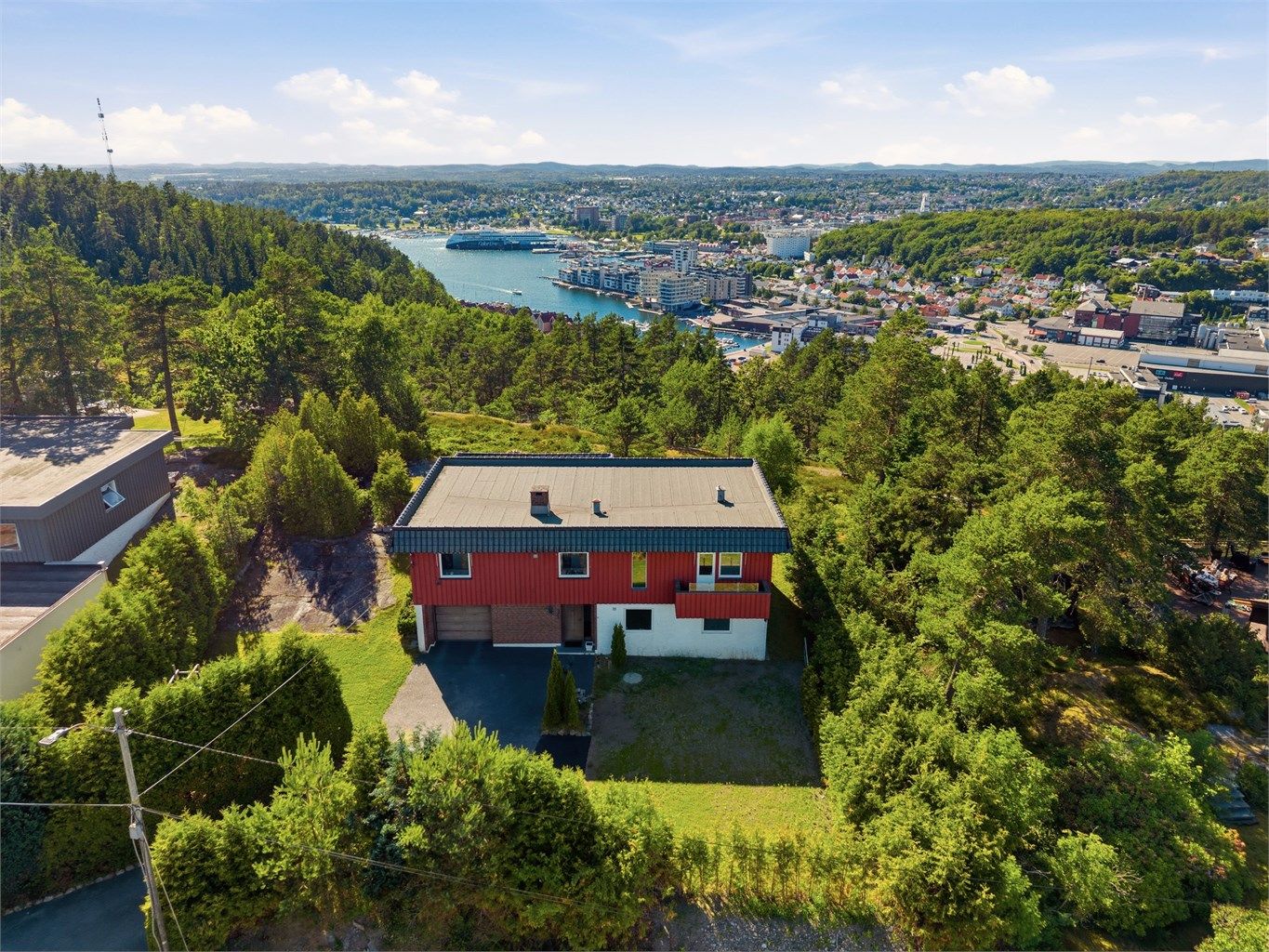 Eiendommen ligger høyt og fritt, med en av byens beste utsikter.