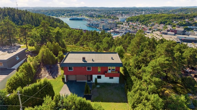 Eiendommen ligger høyt og fritt, med en av byens beste utsikter.