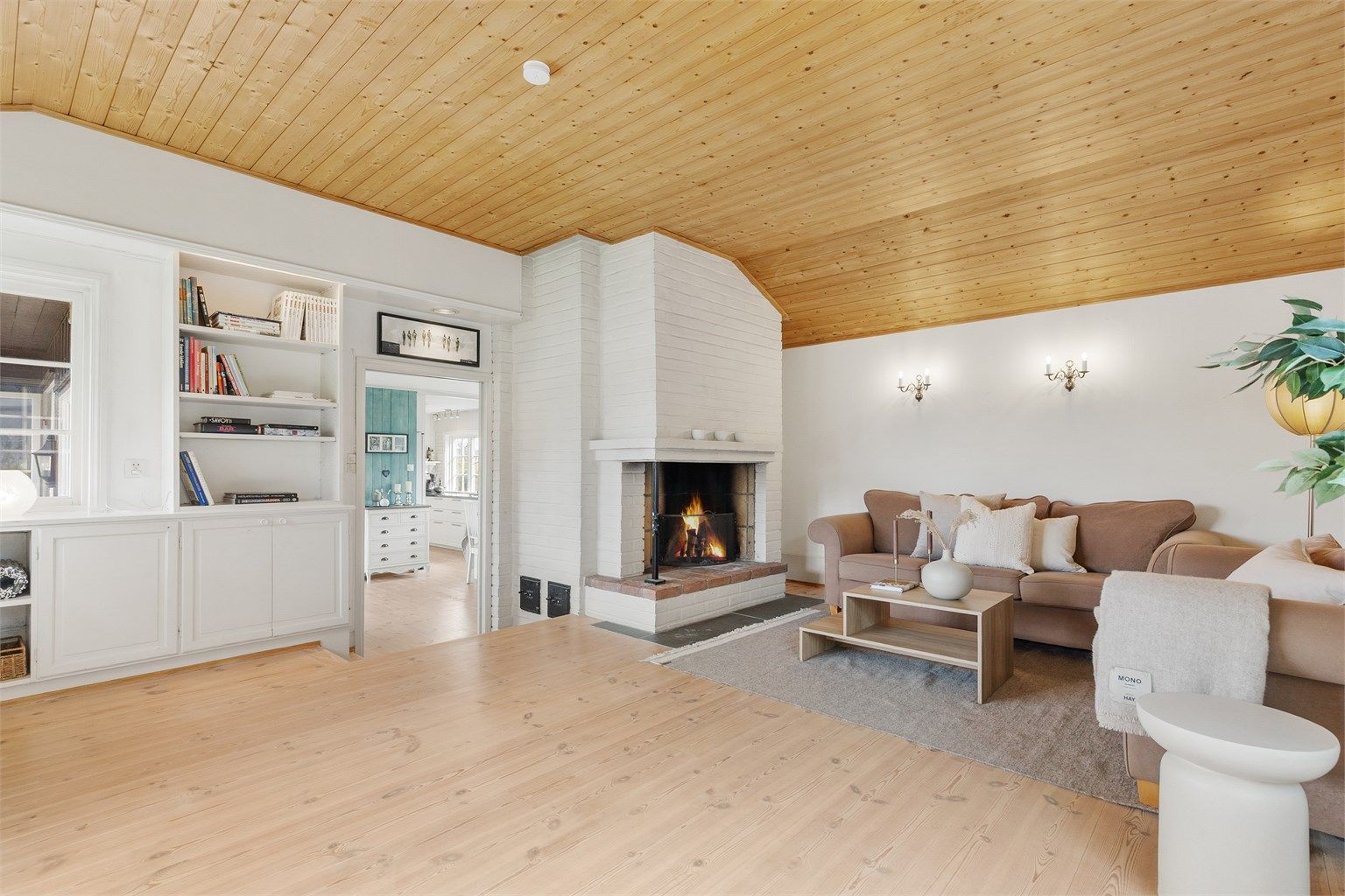 Her får du en innholdsrik enebolig over 2 plan + kjeller. Boligen inneholder 4 soverom, bad, WC-rom, vaskerom, kjøkken, spisestue, 2 stuer, entré og en flott hage med gode solforhold.