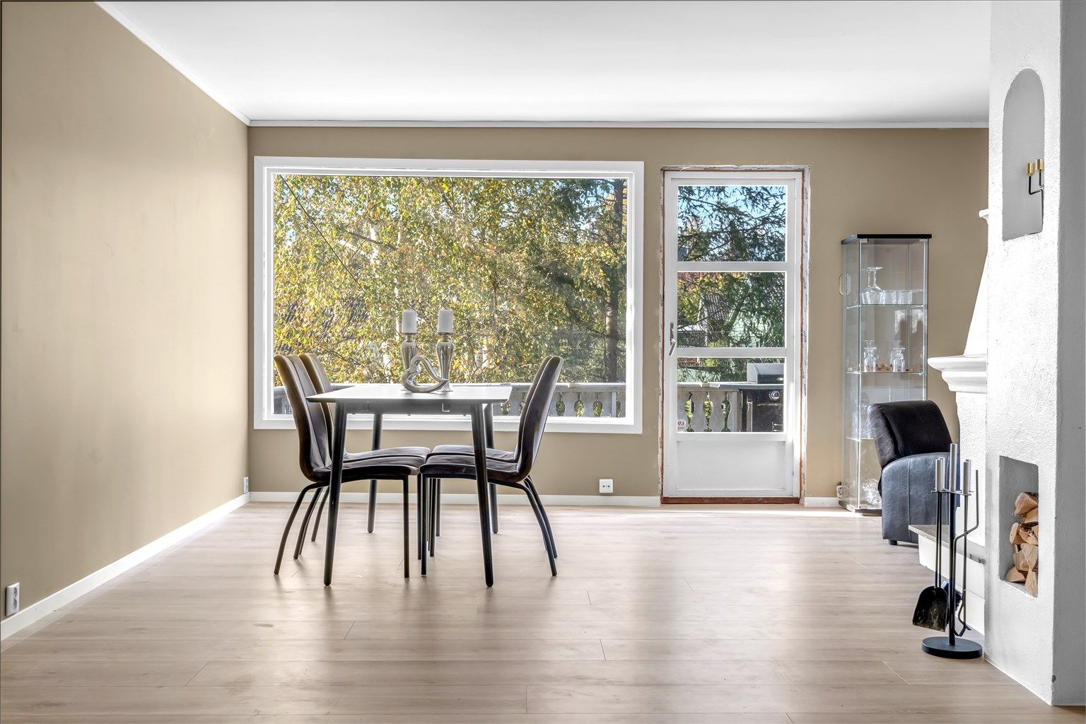 Boligen er betydelig modernisert innvendig siden 2021. Imidlertid gjenstår arbeider som ikke vil bli ferdigstilt før overtakelse.