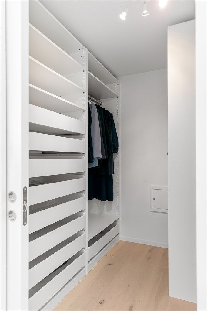 Praktisk innredet walk-in-closet med god lagringsplass