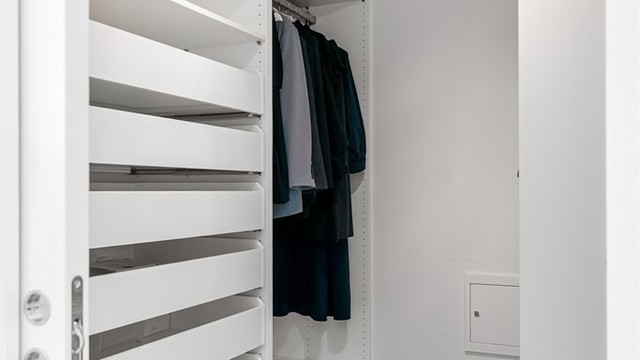 Praktisk innredet walk-in-closet med god lagringsplass