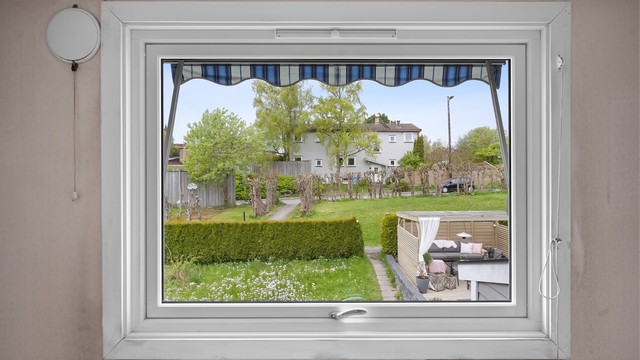 Vinduet gir utsyn over de grønne fellesarealene.