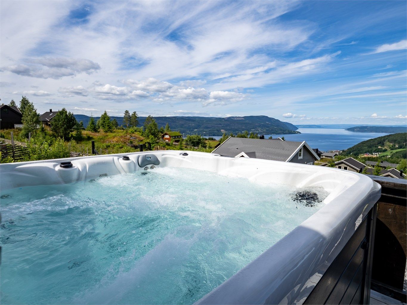 En lekker jacuzzi med herlig utsiktsplassering medfølger.
