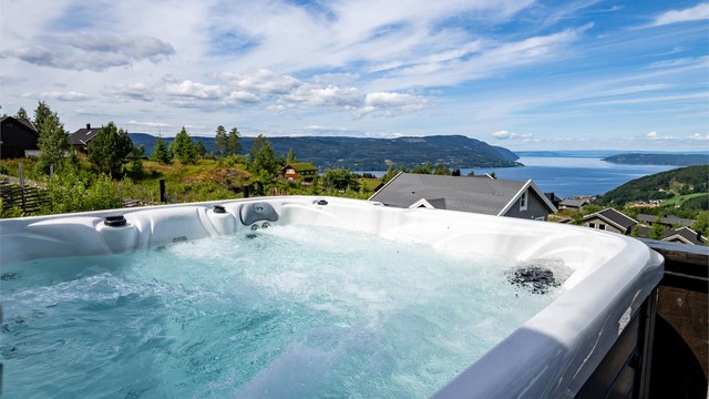 En lekker jacuzzi med herlig utsiktsplassering medfølger.