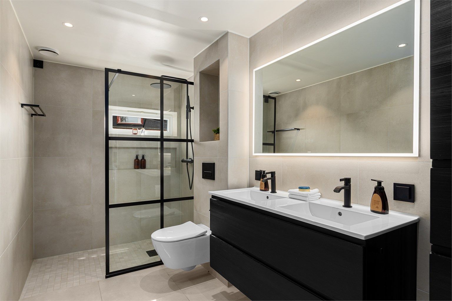 Lekkert flislagt bad som ble pusset opp av tidligere eier i 2021