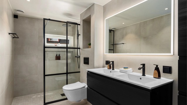 Lekkert flislagt bad som ble pusset opp av tidligere eier i 2021