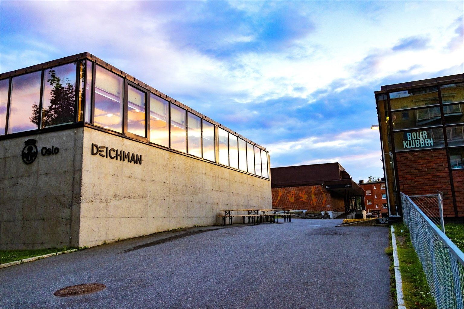 Bøler Deichman og lenger bak finner du Bøler Bad med ekstra varmt badevann.
Begge disse byggene ble blant annet tegnet av kjente arkitekten Sverre Fehn. 
Rett over gaten finner du legendariske Bobos pizza, og t-banen rett nedefor.