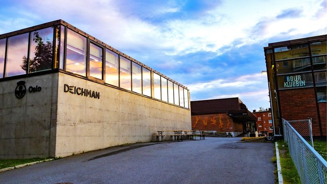 Bøler Deichman og lenger bak finner du Bøler Bad med ekstra varmt badevann.
Begge disse byggene ble blant annet tegnet av kjente arkitekten Sverre Fehn.
Rett over gaten finner du legendariske Bobos pizza, og t-banen rett nedefor.