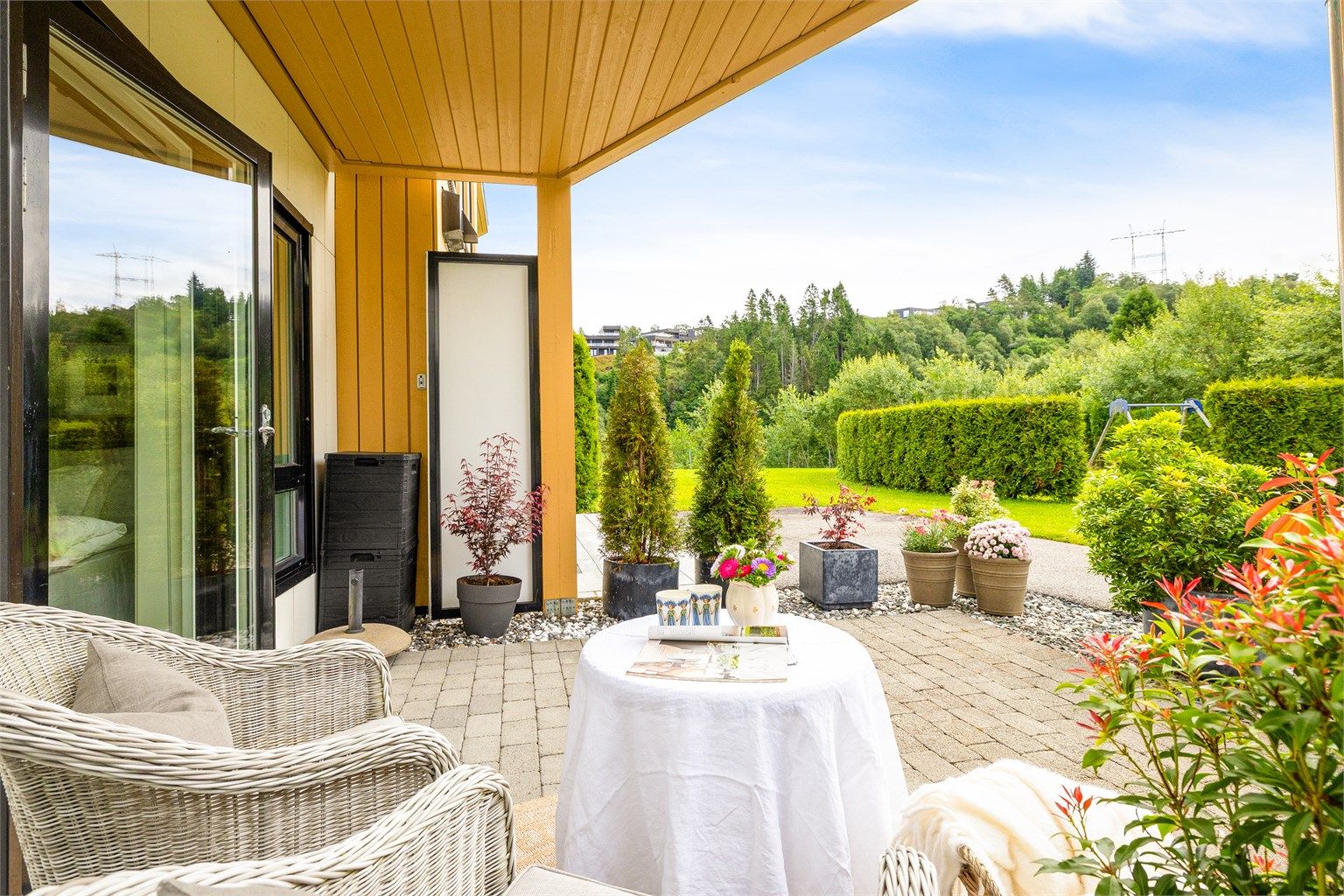 Terrassen er vendt mot sør og lagt med heller og grusbed. Dette er en lun terrasse som selger har benyttet seg av fra tidlig vår.